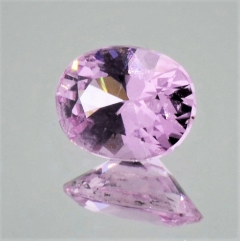 Spinell, Oval facettiert (0,94 ct.) aus Burma (Myanmar) Spinell, Oval facettiert (0,94 ct.) aus Burma (Myanmar)