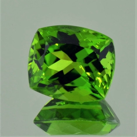Peridot, Antik facettiert (9,68 ct.) aus Pakistan (Kohistan, Supat Mine) Peridot, Antik facettiert (9,68 ct.) aus Pakistan (Kohistan, Supat Mine)