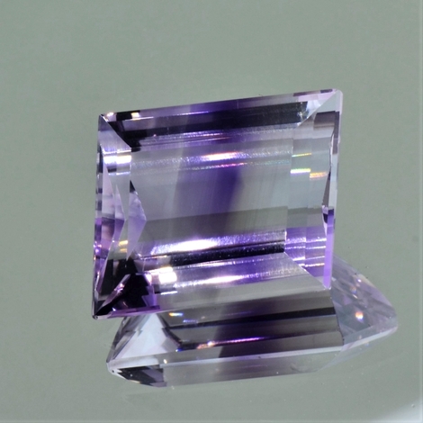 Bicolor-Quarz, Freiform facettiert (22,30 ct.) aus Brasilien Bicolor-Quarz, Freiform facettiert (22,30 ct.) aus Brasilien