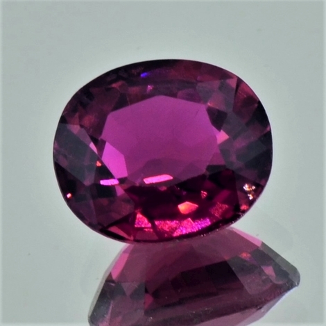 Rubellit, Oval facettiert (6,07 ct.) aus Nigeria (Ibadan) Rubellit, Oval facettiert (6,07 ct.) aus Nigeria (Ibadan)