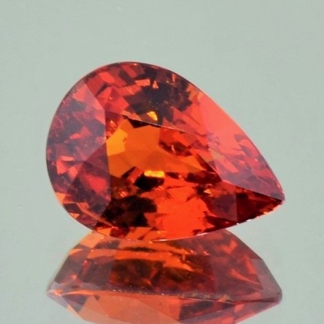Mandarin Granat, Tropfen facettiert (7,55 ct.) aus Mosambik Mandarin Granat, Tropfen facettiert (7,55 ct.) aus Mosambik