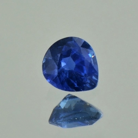 Saphir, Tropfen facettiert (0,63 ct.) aus Sri Lanka Saphir, Tropfen facettiert (0,63 ct.) aus Sri Lanka