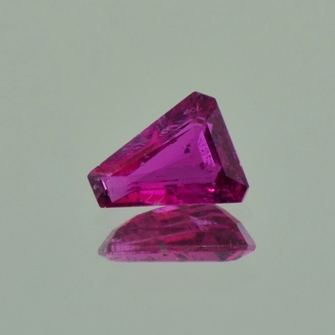 Rubellit, Freiform facettiert (1,92 ct.) aus Nigeria Rubellit, Freiform facettiert (1,92 ct.) aus Nigeria