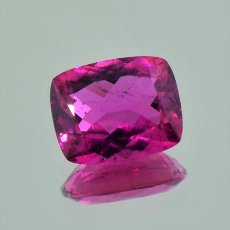 Rubellit, Antik facettiert (5,86 ct.) aus Brasilien (Minas Gerais, Cruzeiro Mine) Rubellit, Antik facettiert (5,86 ct.) aus Brasilien (Minas Gerais, Cruzeiro Mine)