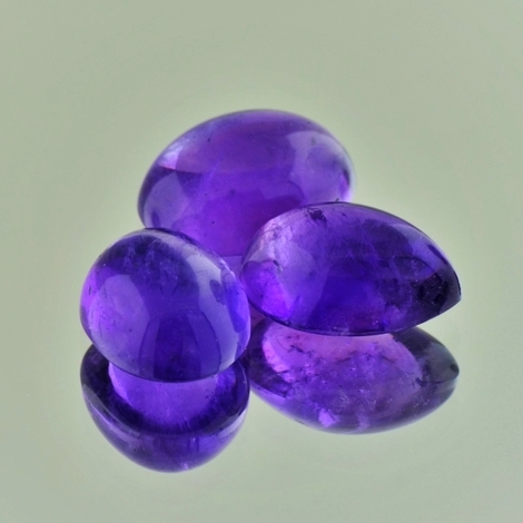 Amethyst Lot, Oval & Tropfen Cabochon (17,60 ct.) aus Brasilien Amethyst Lot, Oval & Tropfen Cabochon (17,60 ct.) aus Brasilien