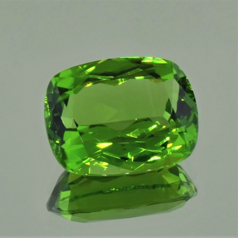 Peridot, Antikoval facettiert (18,66 ct.) aus Pakistan (Kohistan, Supat Mine) Peridot, Antikoval facettiert (18,66 ct.) aus Pakistan (Kohistan, Supat Mine)