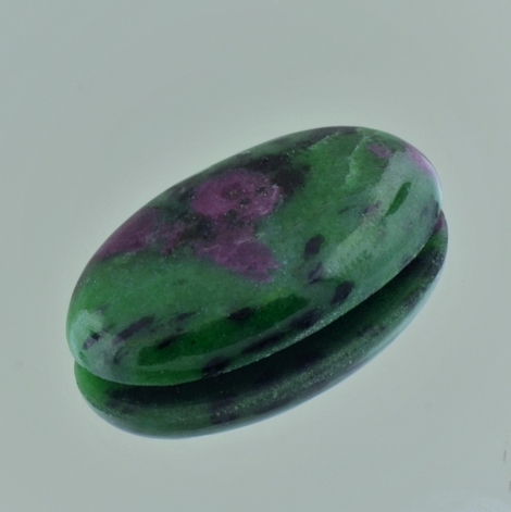 Rubin-Zoisit, Oval Cabochon (41,36 ct.) aus Tansania (Longido) Rubin-Zoisit, Oval Cabochon (41,36 ct.) aus Tansania (Longido)