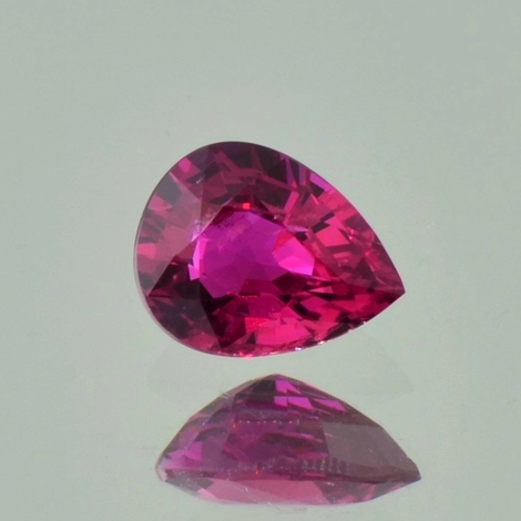 Rubin, Tropfen facettiert (1,36 ct.) aus Mosambik (Montepuez) Rubin, Tropfen facettiert (1,36 ct.) aus Mosambik (Montepuez)