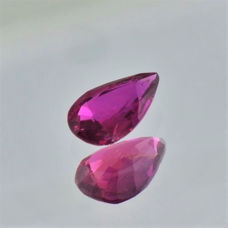 Rubin, Tropfen facettiert (0,60 ct.) aus Mosambik Rubin, Tropfen facettiert (0,60 ct.) aus Mosambik