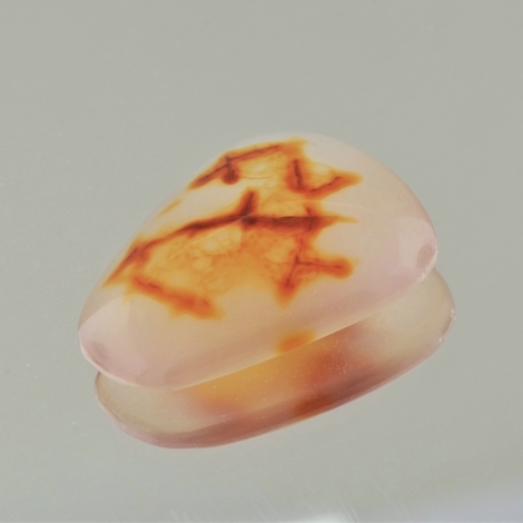 Zeichen-Chalcedon, Freiform Cabochon (20,61 ct.) aus Indonesien Zeichen-Chalcedon, Freiform Cabochon (20,61 ct.) aus Indonesien