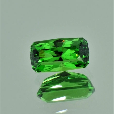 Tsavorit, Design-Achteck facettiert (3,56 ct.) aus Tansania (Merelani Hills) Tsavorit, Design-Achteck facettiert (3,56 ct.) aus Tansania (Merelani Hills)