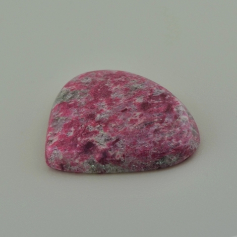 Thulit, Tropfen Cabochon (31,63 ct.) aus unbekannt Thulit, Tropfen Cabochon (31,63 ct.) aus unbekannt