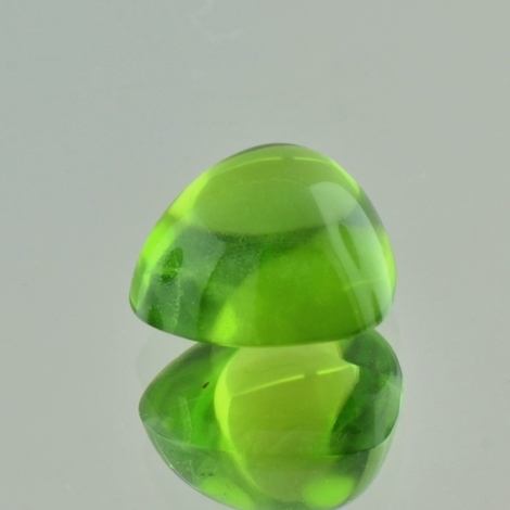 Peridot, Tropfen Cabochon (8,23 ct.) aus Pakistan (Kohistan)