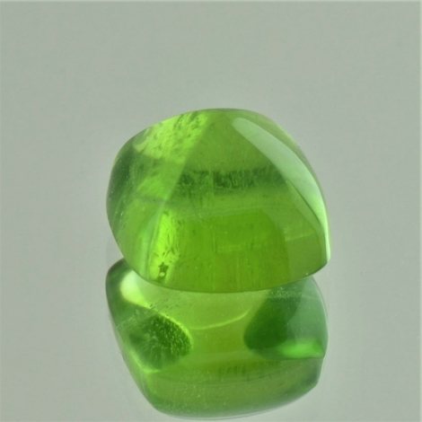 Peridot, Antik Sugarloaf (13,78 ct.) aus Pakistan (Kohistan) Peridot, Antik Sugarloaf (13,78 ct.) aus Pakistan (Kohistan)