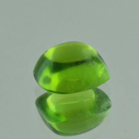 Peridot, Antik Cabochon (8,28 ct.) aus Pakistan (Kohistan) Peridot, Antik Cabochon (8,28 ct.) aus Pakistan (Kohistan)