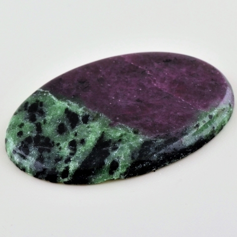Rubin-Zoisit, Oval Cabochon (125,02 ct.) aus Tansania (Longido) Rubin-Zoisit, Oval Cabochon (125,02 ct.) aus Tansania (Longido)