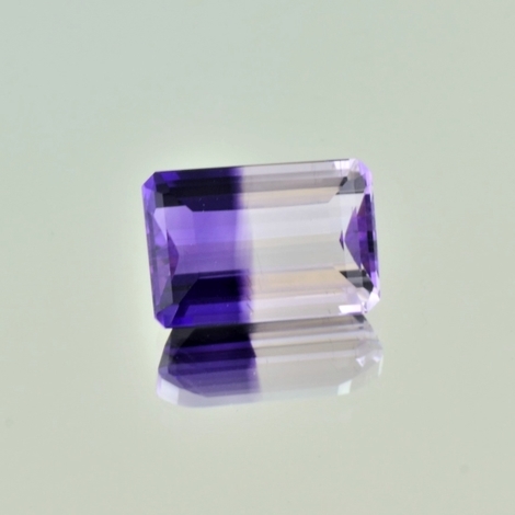 Bicolor-Quarz, Achteck facettiert (10,46 ct.) aus Brasilien Bicolor-Quarz, Achteck facettiert (10,46 ct.) aus Brasilien