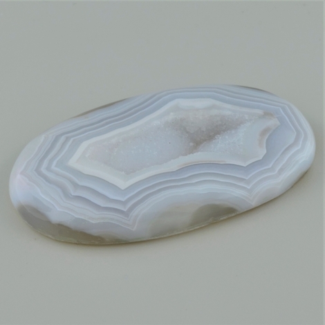 Achat mit Kristalldruse oval 146,15 ct Achat mit Kristalldruse oval 146,15 ct