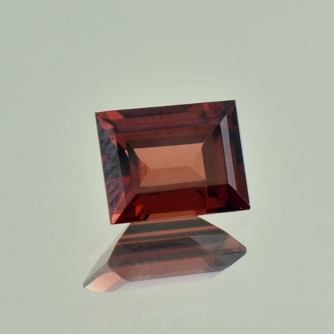 Granat - Pyrop, Rechteck facettiert (2,99 ct.) aus Afrika