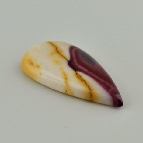 Mookait, Tropfen Cabochon (34,81 ct.) aus Australien (Mooka Creek Region) Mookait, Tropfen Cabochon (34,81 ct.) aus Australien (Mooka Creek Region)