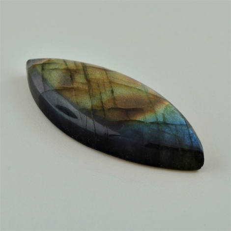 Labradorit, Navette Cabochon (36,75 ct.) aus Madagaskar Labradorit, Navette Cabochon (36,75 ct.) aus Madagaskar