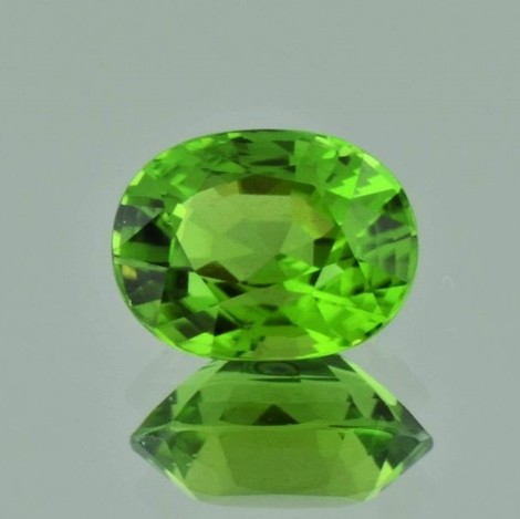 Peridot oval green 6.32 ct.