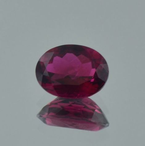 Rubellit, Oval facettiert (4,25 ct.) aus Brasilien Rubellit, Oval facettiert (4,25 ct.) aus Brasilien
