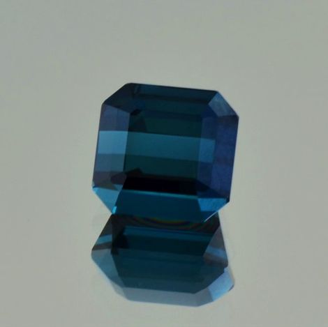 Indigolith, Achteck facettiert (4,47 ct.) aus Namibia