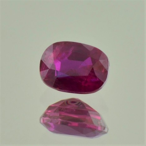 Rubin, Oval facettiert (1,26 ct.) aus Burma (Myanmar, Mogok) Rubin, Oval facettiert (1,26 ct.) aus Burma (Myanmar, Mogok)