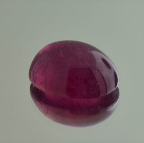 Rubellit, Oval Cabochon (32,63 ct.) aus Brasilien