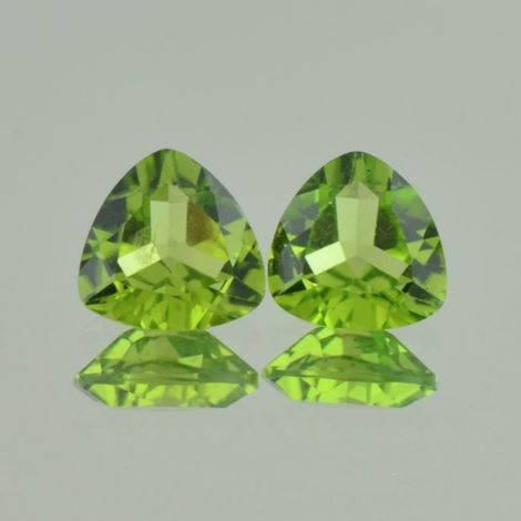 Peridot Duo, Trillion facettiert (4,55 ct.) aus Pakistan Peridot Duo, Trillion facettiert (4,55 ct.) aus Pakistan