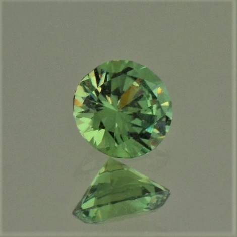 Demantoid, Rund facettiert (0,65 ct.) aus Namibia (Erongo, Green Dragon Mine) Demantoid, Rund facettiert (0,65 ct.) aus Namibia (Erongo, Green Dragon Mine)