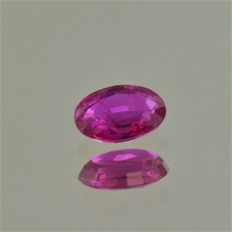 Rubin, Oval facettiert (1,00 ct.) aus Burma (Myanmar) Rubin, Oval facettiert (1,00 ct.) aus Burma (Myanmar)