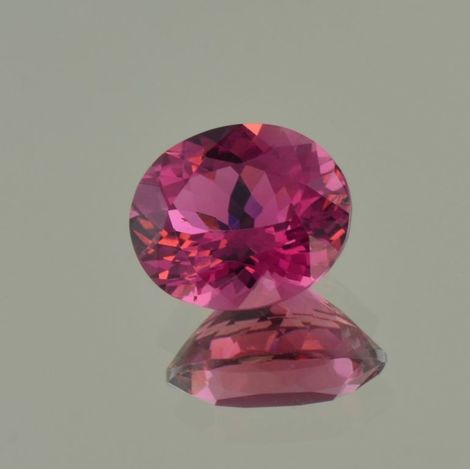 Rubellit, Oval facettiert (4,94 ct.) aus Afrika Rubellit, Oval facettiert (4,94 ct.) aus Afrika