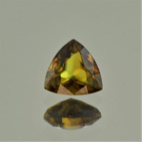 Sphen (Titanit), Trillion facettiert (1,52 ct.) aus Pakistan