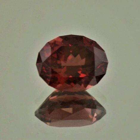 Pyrop Granat, Oval facettiert (6,12 ct.) aus Afrika Pyrop Granat, Oval facettiert (6,12 ct.) aus Afrika