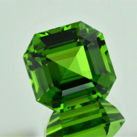 Peridot octagon intense green 20.38 ct