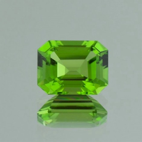 Peridot octagon green untreated 6.63 ct.