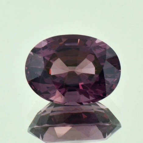 Spinel oval gräulich-purpur untreated 10.60 ct.