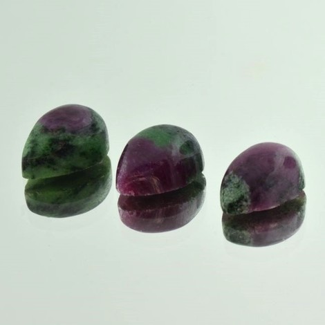 Rubin-Zoisit Lot, Tropfen Cabochon (26,98 ct.) aus Tansania (Longido) Rubin-Zoisit Lot, Tropfen Cabochon (26,98 ct.) aus Tansania (Longido)