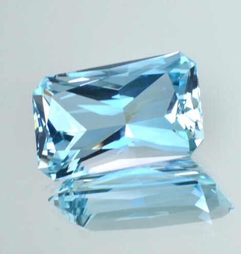 Topas octagon-princess hellblau 39,15 ct