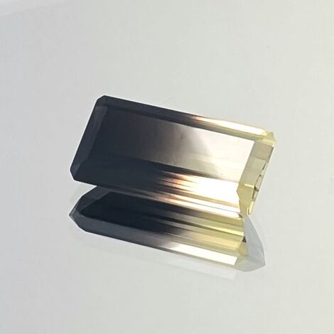 Bicolor-Quarz, Achteck facettiert (23,78 ct.) aus Brasilien
