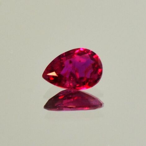 Rubin, Tropfen facettiert (0,70 ct.) aus Thailand