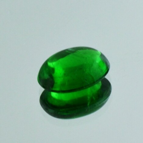Tsavorit, Oval Cabochon (3,93 ct.) aus Kenia (Taita Hills)
