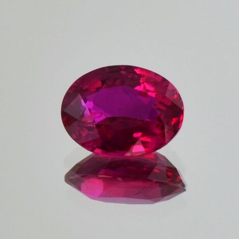 Rubin, Oval facettiert (2,07 ct.) aus Mosambik (Montepuez)