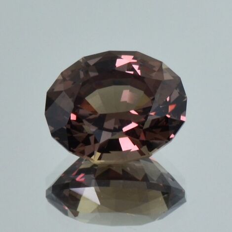 Granat oval farbwechselnd 6,85 ct.