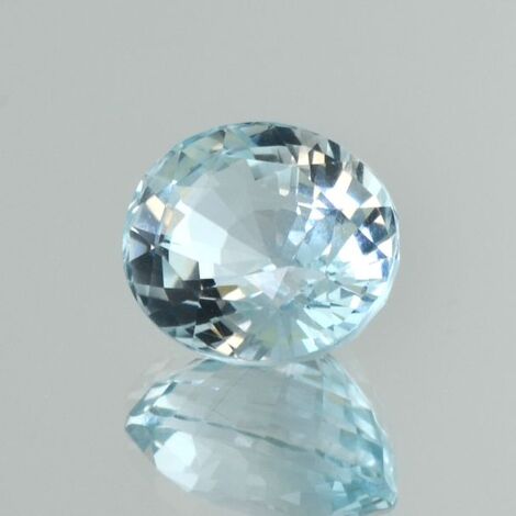 Topaz oval very light blue untreated 9.28 ct.