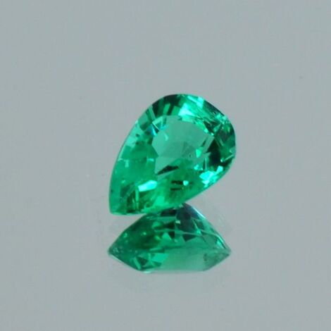 Emerald pear green 0.75 ct