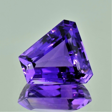Amethyst, Freiform facettiert (20,19 ct.) aus Madagaskar Amethyst, Freiform facettiert (20,19 ct.) aus Madagaskar