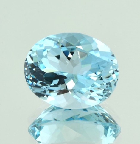 Aquamarin oval hellblau 19,26 ct